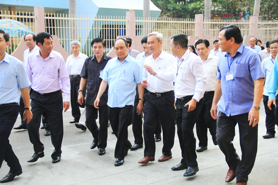 Đồng chí Nguyễn Phú Cường, Ủy viên Trung ương Đảng, Bí thư Tỉnh ủy đón tiếp Thủ tướng Chính Phủ Nguyễn Xuân Phúc vào buổi gặp gỡ