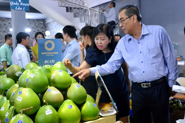 Phó Bí thư thường trực Tỉnh ủy Trần Văn Tư thăm gian hàng thực phẩm tại cửa hàng Nam Châu Sơn Foods