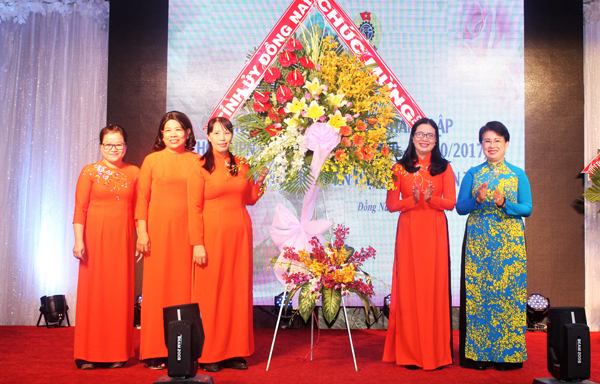 Đồng chí Phan Thị Mỹ Thanh (bìa phải), Phó bí thư Tỉnh ủy tặng lẵng hoa chúc mừng của Tỉnh ủy cho đại diện Hội Liên hiệp phụ nữ tỉnh