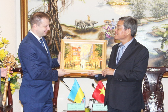 Ông Stepan Barna, Tỉnh trưởng tỉnh Ternopil giới thiệu về phố đi bộ của tỉnh này trong bức tranh sơn dầu tặng Chủ tịch UBND tỉnh Đinh Quốc Thái