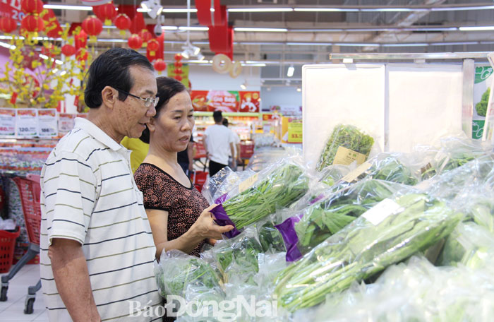 Ở nhóm hàng rau củ quả, các sản phẩm trong nước đang chiếm nhiều ưu thế trên các kệ hàng của siêu thị Trong ảnh: Người dân chọn mua các loại  rau xanh tại một siêu thị ở TP.Biên Hòa. Ảnh: H.Quân