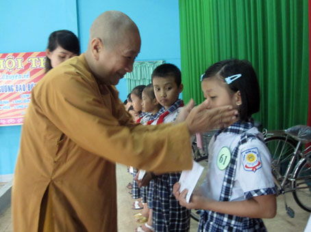 Sư cô Vạn Liên trao học bổng cho học sinh nghèo ở xã Phước Tân.