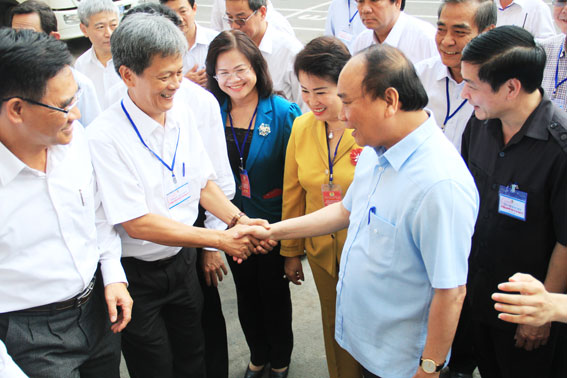 Lãnh đạo tỉnh chào đón Thủ tướng Chính phủ Nguyễn Xuân Phúc.