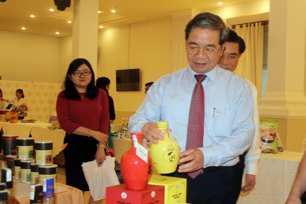Phó chủ tịch UBND tỉnh Nguyễn Quốc Hùng tham quan gian trưng bày sản phẩm của Hiệp hội doanh nghiệp tỉnh Đồng Nai.