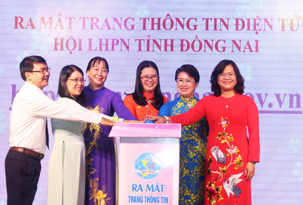 Các đồng chí lãnh đạo tỉnh và Hội Liên hiệp phụ nữ tỉnh cùng ấn nút đánh dấu thời khắc ra mắt trang thông tin điện tử