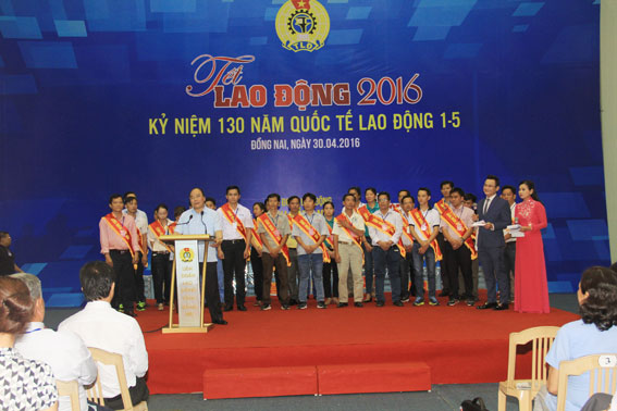 Thủ tướng Chính phủ Nguyễn Xuân Phúc phát biểu tại buổi gặp gỡ với công nhân lao động