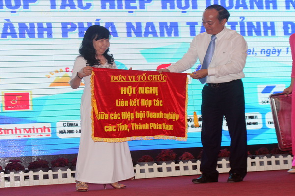 Chủ tịch Hiệp hội Doanh nghiệp tỉnh Đồng Nai Nguyễn Hữu Hiểu đã trao cờ đăng cai hội nghị liên kết - hợp tác giữa các hiệp hội doanh nghiệp các tỉnh, thành phố phía Nam năm 2018 cho đại diện Hiệp hội Doanh nghiệp TP.Cần Thơ.