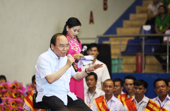 Thủ tướng Nguyễn Xuân Phúc trả lời những câu hỏi của các công nhân lao động tại buổi nói chuyện.