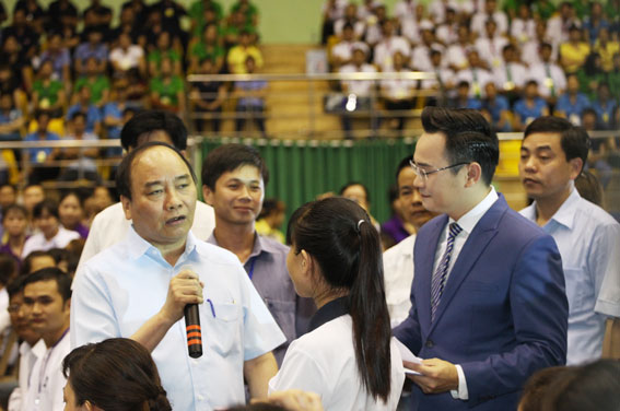 Thủ tướng Chính phủ Nguyễn Xuân Phúc trả lời những câu hỏi của các công nhân lao động tại buổi nói chuyện.