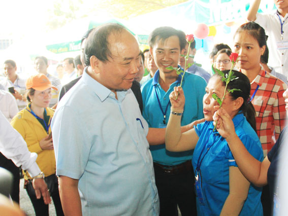Công nhân lao động 8 tỉnh, thành Vùng kinh tế trọng điểm phía Nam phấn khởi đón chào Thủ tướng Thủ tướng Chính phủ Nguyễn Xuân Phúc thăm hỏi
