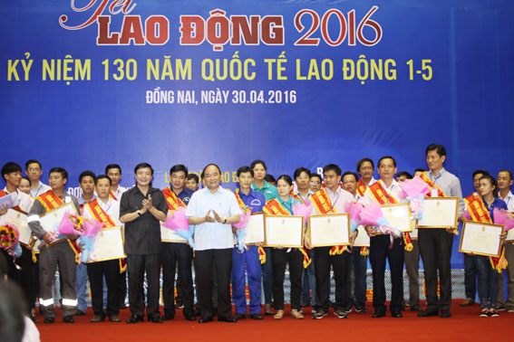 Thủ tướng Chính phủ Nguyễn Xuân Phúc  và Chủ tịch Tổng Liên đoàn lao động Việt Nam Bùi Văn Cường tặng giấy khen, hoa cho các công nhân lao động tiêu biểu.