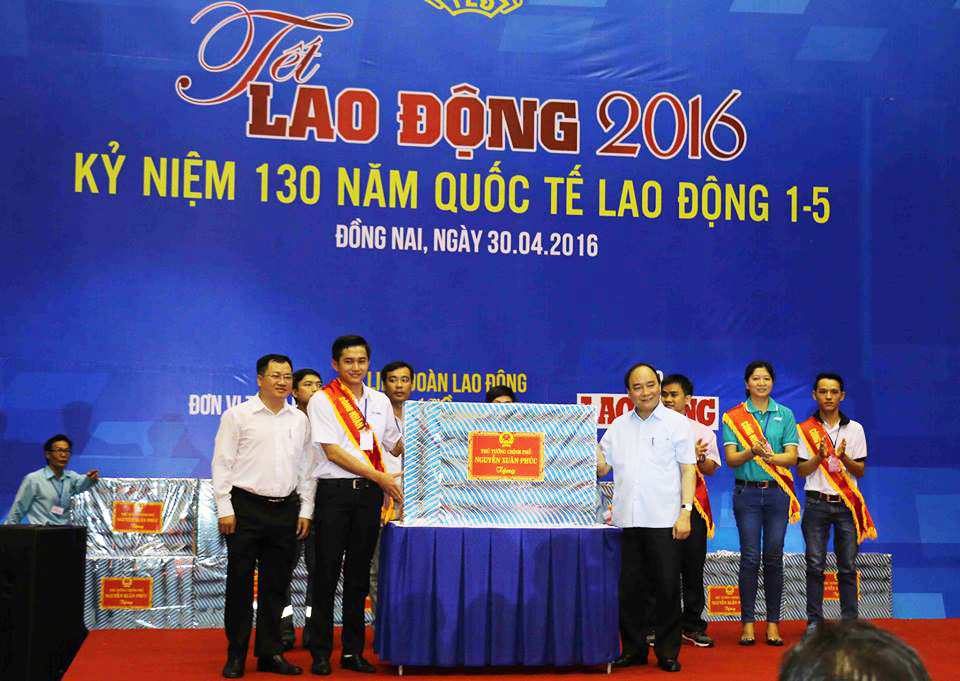 Thủ tướng Nguyễn Xuân Phúc tặng ti vi màn hình lớn cho các khu nhà trọ công nhân tập trung của 8 tỉnh, thành
