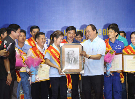 Đại diện cho lực lượng công nhân lao động tặng quà cho Thủ tướng Chính phủ Nguyễn Xuân Phúc