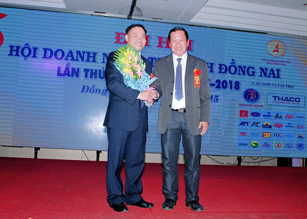 Giám đốc Công ty TNHH Thông Quan Đặng Văn Điềm (trái) được bầu làm Chủ tịch Hội Doanh nhân trẻ tỉnh Đồng Nai khóa IV, nhiệm kỳ 2015 – 2018