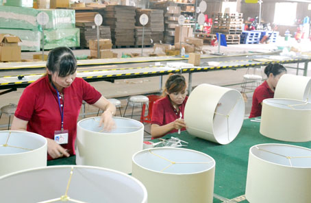 Sản xuất đèn trang trí tại nhà máy của Công ty TNHH Chiếc Lá Xanh (nhà máy đặt tại Khu công nghiệp Hố Nai, huyện Trảng Bom).