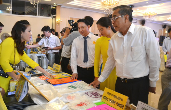 Phó bí thư thường trực Tỉnh ủy Trần Văn Tư thăm các gian hàng trưng bày sản phẩm của doanh nghiệp