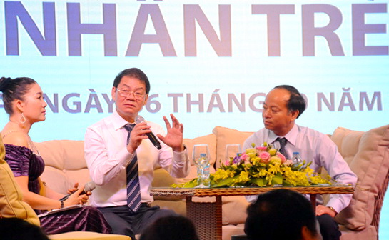 Ông Trần Bá Dương (giữa) chia sẻ kinh nghiệm về phát triển doanh nghiệp tại buổi gặp mặt