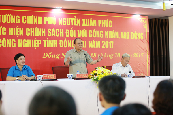 Thủ tướng Nguyễn Xuân Phúc nói chuyện với 300 công nhân lao động và cán bộ công đoàn tại Công ty Taekwang Vina (ảnh: Huy Anh)