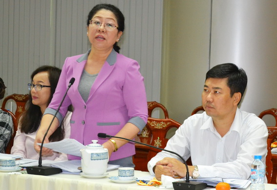 Đồng chí Huỳnh Lệ Giang, Giám đốc Sở Giáo dục- đào tạo, thảo luận tại hội nghị.