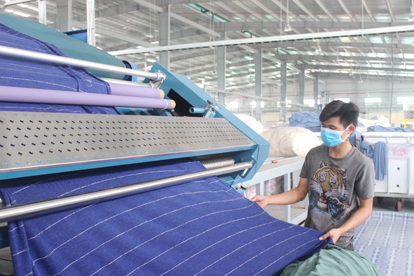 Sản xuất vải thun tại Công ty TNHH dịch vụ hỗ trợ dệt và nhuộm Hàn Quốc tại Khu công nghiệp Nhơn Trạch 6 (huyện Nhơn Trạch).