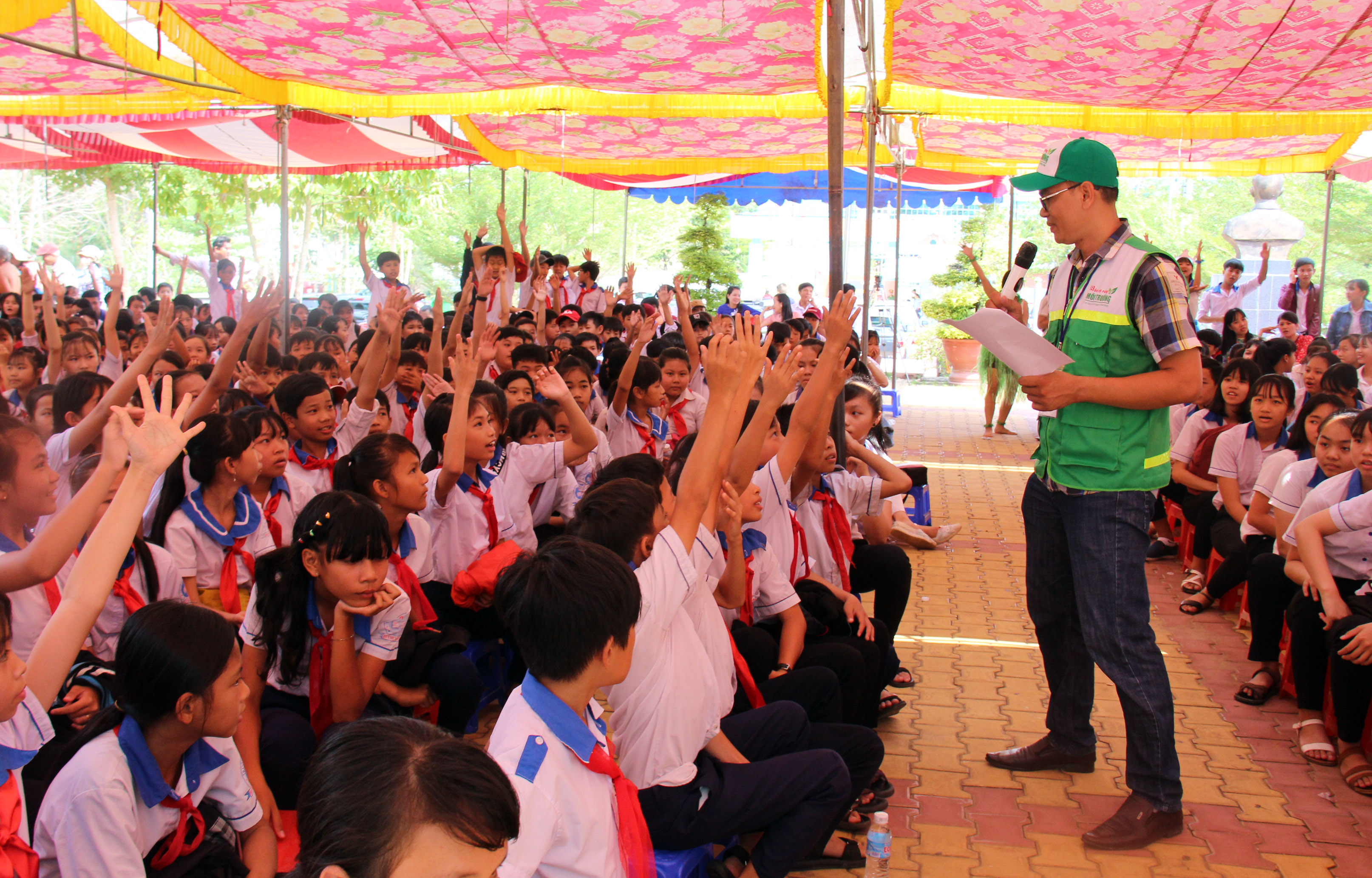 Các học sinh Trường THCS-THPT Huỳnh Văn Nghệ (huyện Vĩnh Cửu) háo hức với phần trả lời các câu hỏi về môi trường.