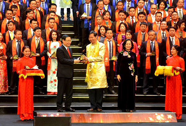 Phó thủ tướng Chính phủ Vương Đình Huệ trao giải Sao vàng đất Việt năm 2018 cho các doanh nghiệp (SV1 - KG)