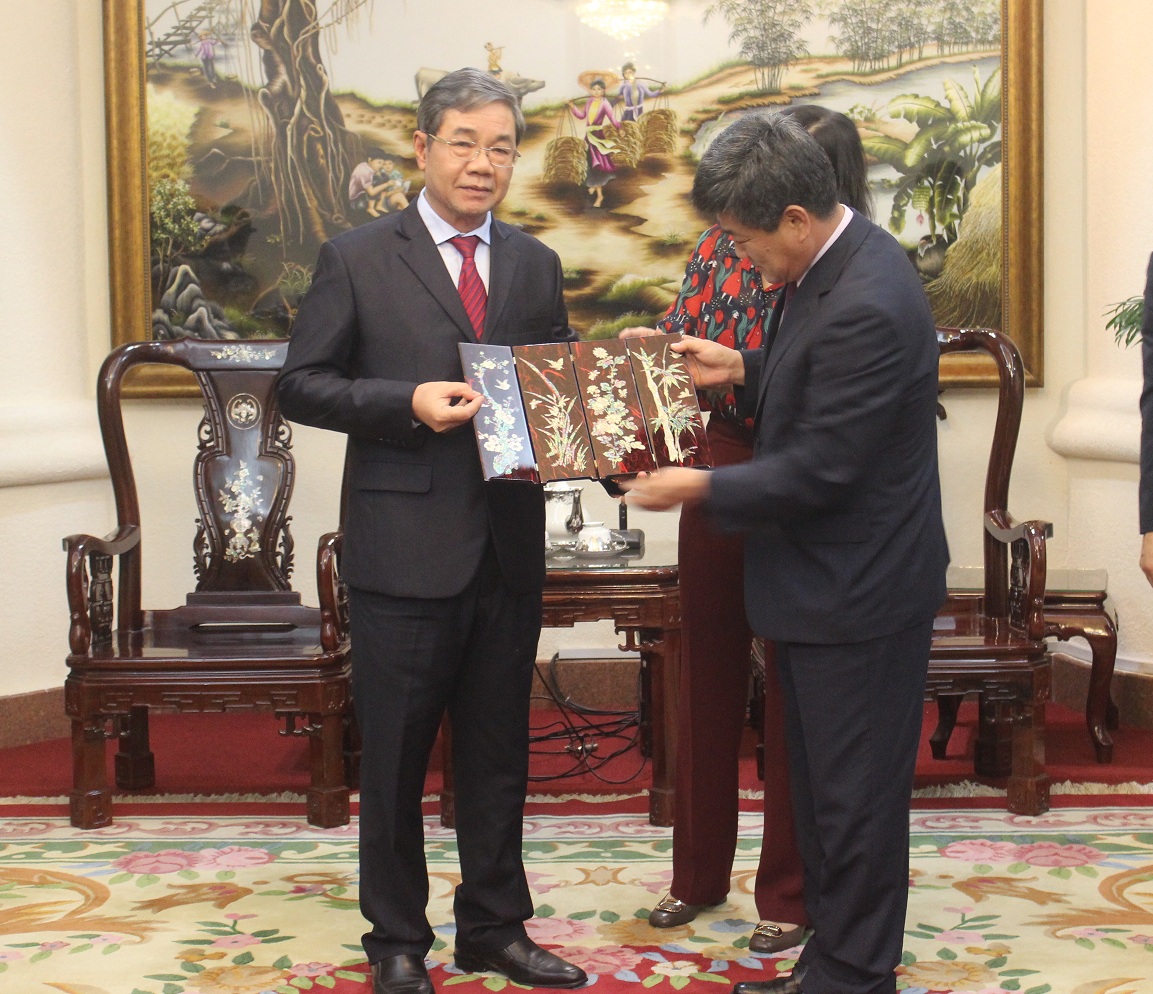 Ông Chung Minchul, Phó tổng lãnh sự Hàn Quốc tại TP.Hồ Chí Minh tặng quà lưu niệm cho Phó chủ tịch UBND tỉnh Nguyễn Quốc Hùng