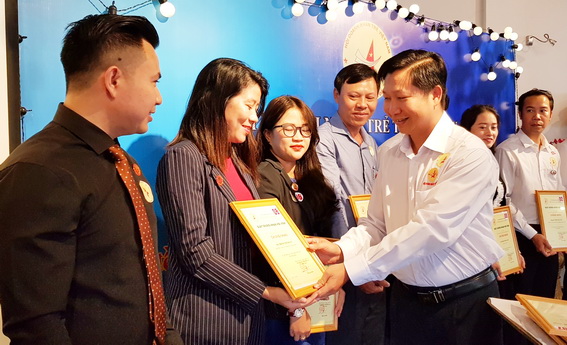 Lãnh đạo Hội Doanh nhân trẻ trao chứng nhận cho các hội viên mới kết nạp