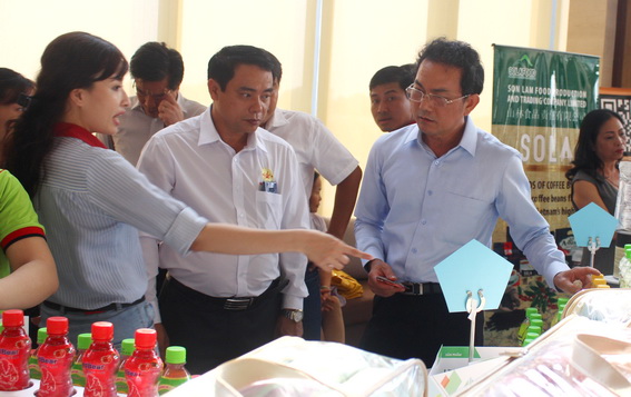 Phó chủ tịch UBND tỉnh Võ Văn Chánh xem sản phẩm trưng bày của các doanh nghiệp trong Hội Doanh nhân trẻ Đồng Nai