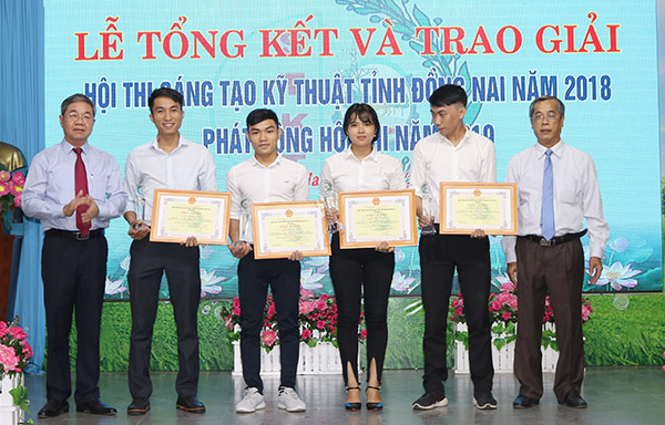 Nhóm tác giả của giải pháp Nghiên cứu thiết kế và chế tạo xe lăn điện hỗ trợ người khuyết tật nhận giải nhì cuộc thi Sáng tạo kỹ thuật tỉnh Đồng Nai năm 2018.