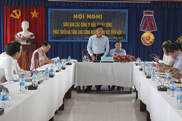 Phó chủ tịch UBND tỉnh Trần Văn Vĩnh chỉ đạo tại cuộc họp.