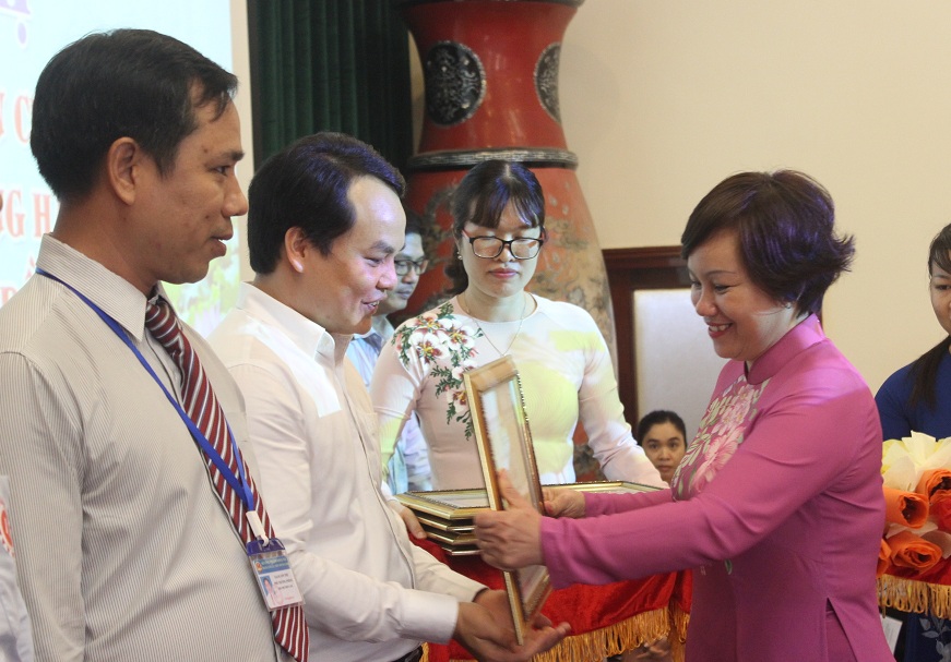 Phó vụ trưởng Vụ Thị trường trong nước Lê Việt Nga trao bằng khen của Bộ Công thương cho những cá nhân, tập thể xuất sắc