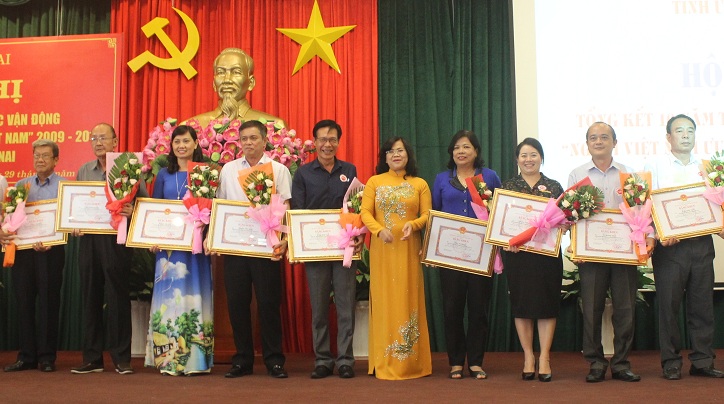 Phó chủ tịch UBND tỉnh Nguyễn Hòa Hiệp trao bằng khen cho các cá nhân, tập thể có nhiều đóng góp cho cuộc vận động Người Việt Nam ưu tiên dùng hàng Việt Nam