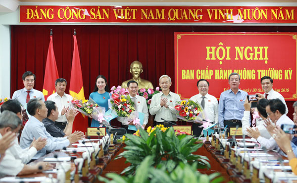 Các đồng chí: Nguyễn Phú Cường, Bí thư Tỉnh ủy; Đinh Quốc Thái tặng hoa chúc mừng các đồng chí được chỉ định tham gia Ban chấp hành Đảng bộ tỉnh nhiệm kỳ 2015-2020