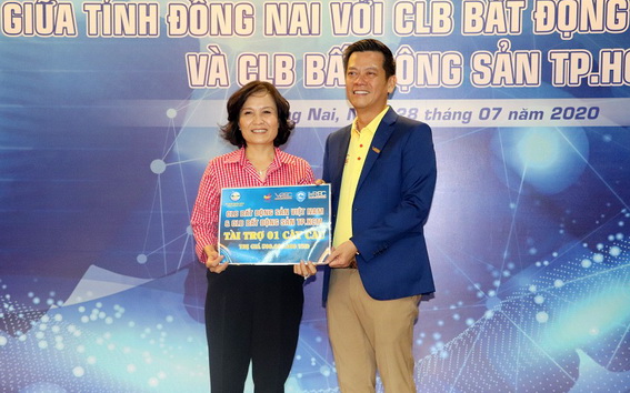 Chủ tịch CLB Bất động sản Việt Nam Nguyễn Quốc Bảo tài trợ cho H.Xuân Lộc 500 triệu đồng để làm cầu