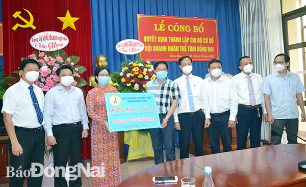 Hội Doanh nhân trẻ tỉnh tặng 10 tấn gạo cho Đảng ủy Khối DN tỉnh