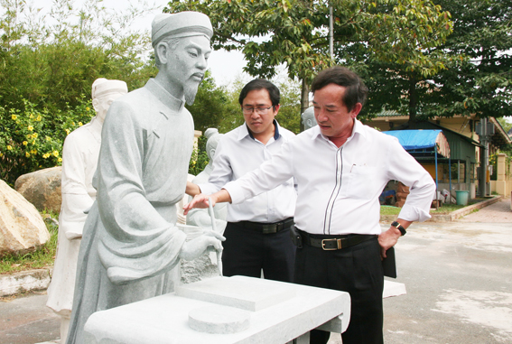 Phó chủ tịch UBND tỉnh Nguyễn Thành Trí xem xét và cho ý kiến đối với một trong số các tượng đá.